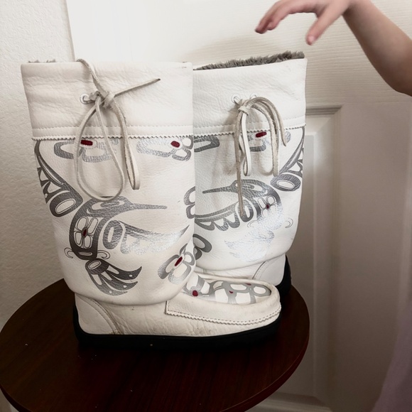 RARE Indigenous Aboriginal Artist Designed and Made Manitobah Mukluk Snow Boots - Picture 4 of 5
